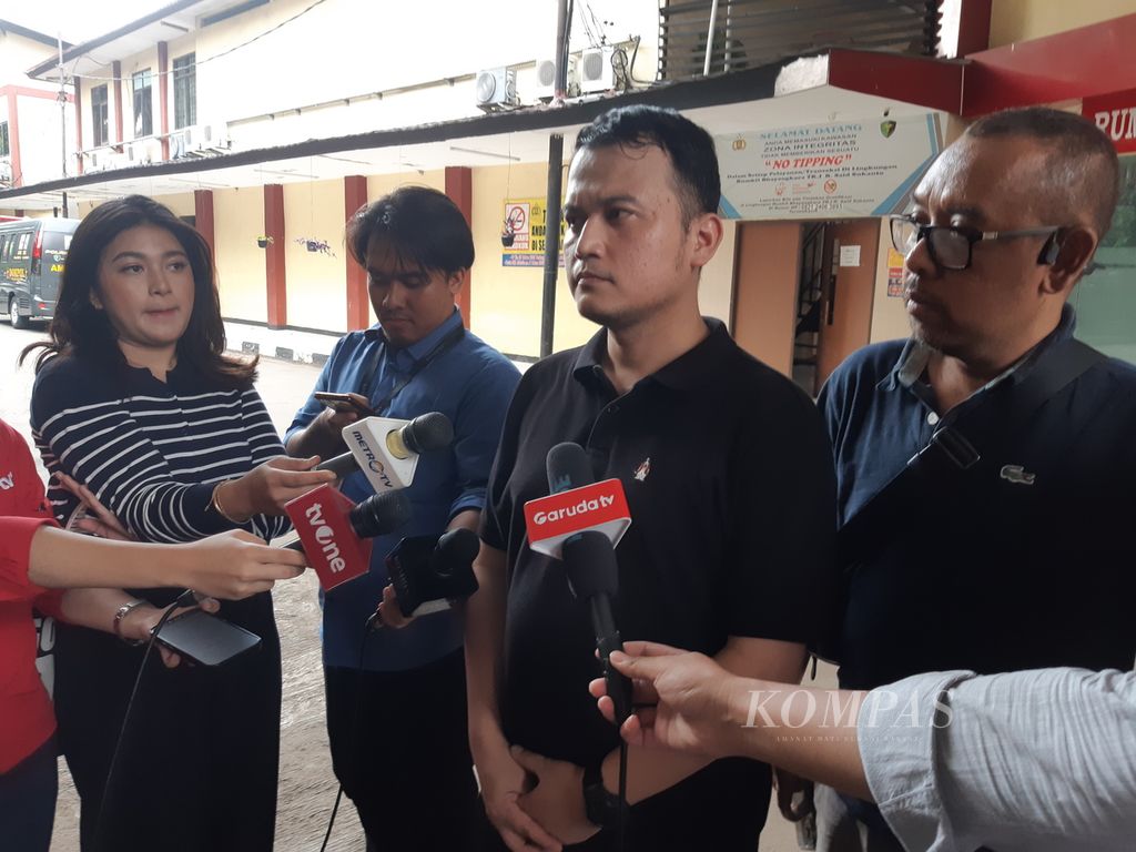Tumbur Aritonang, attorney for the family of Putu Satria Ananta Rastika, provided information regarding the case of Satria's death as a result of abuse by his senior in the STIP Cilincing area, North Jakarta, Saturday (4/5/2024). The family believes this abuse was carried out by more than one person.