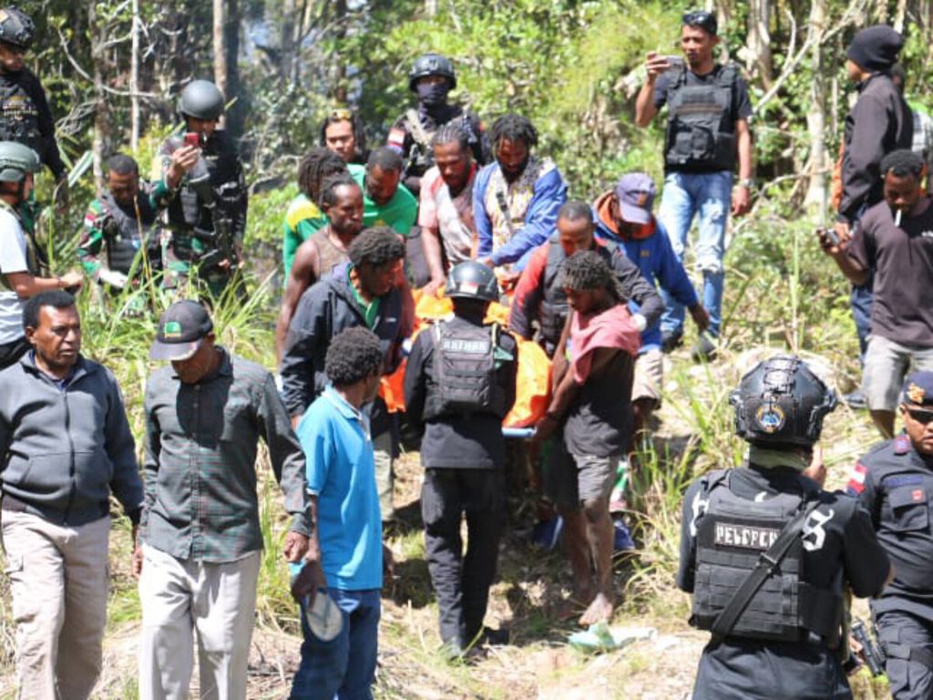 Tim gabungan mengevakuasi jenazah Michelle Kurisi Doga, salah satu aktivis perempuan di daerah Kolawa, Kabupaten Lanny Jaya, Papua Pegunungan, Kamis (31/8/2023).