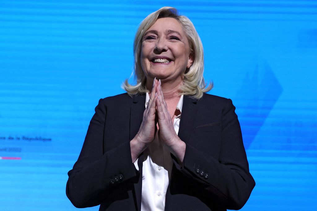 Marine Le Pen, kandidat presiden Perancis dari partai ekstrem kanan, Rassemblement National (RN), berpidato di hadapan pendukungnya setelah pengumuman hasil penghitungan suara putaran pertama di Paris, 10 April 2022. 