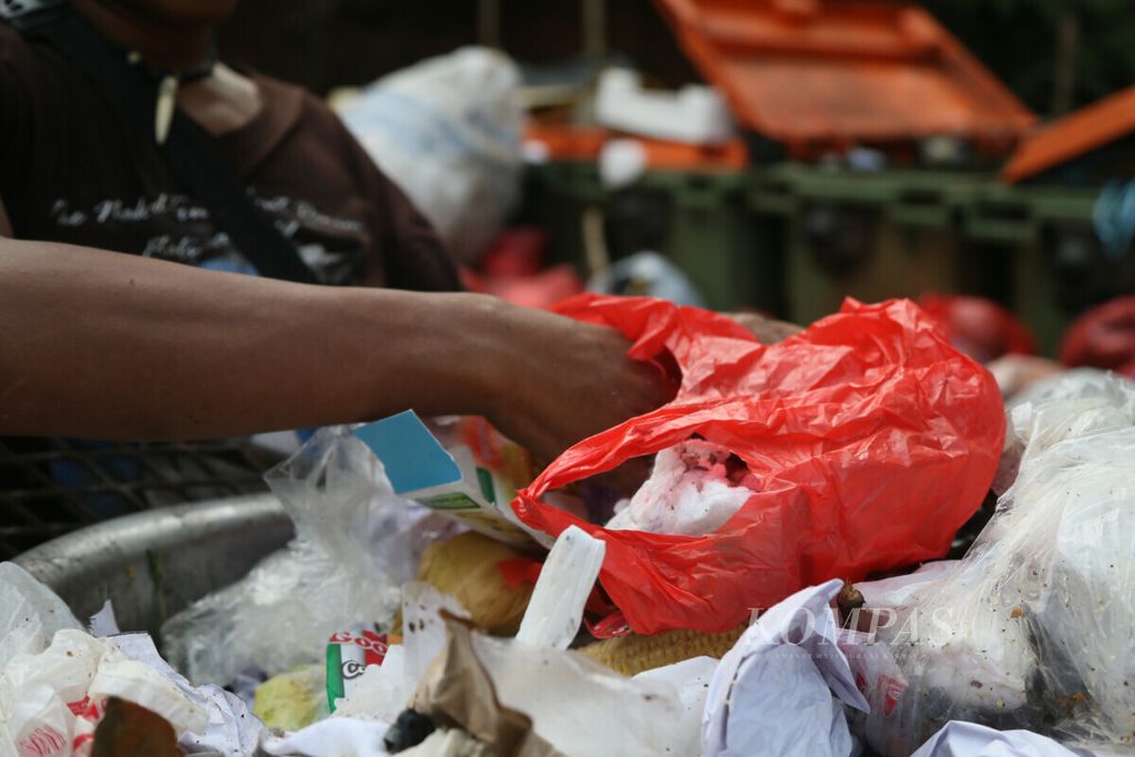 Kantong plastik mendominasi tempat pembuangan sampah sementara di kawasan Pesanggrahan, Jakarta, Senin (8/7/2019). Rencana pemberlakuan cukai kantong plastik di Indonesia disambut baik sepanjang bertujuan membatasi konsumsinya dan mengurangi beban lingkungan.