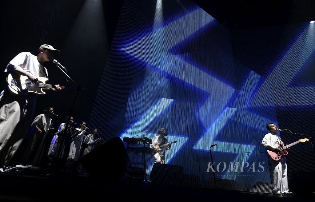 Kelompok Efek Rumah Kaca menggelar konser bertajuk Rimpang di Stadion Tennis Indoor, Senayan, Jakarta, Kamis (27/7/2023). 