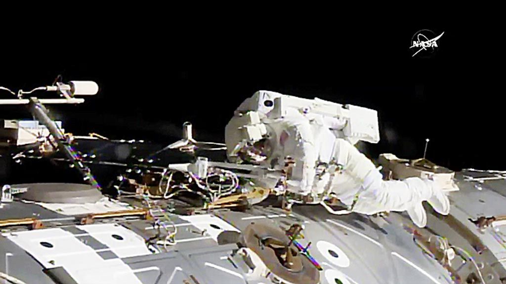 Astronot NASA,  Jack Fischer, tengah menginstal antena di Stasiun Ruang Angkasa Internasional (ISS), sementara astronot lainnya, Peggy Whitson (tidak terlihat di gambar), memperbaiki antena di stasiun luar angkasa tersebut. Foto diambil Badan Penerbangan dan Antariksa Amerika Serikat  (NASA) pada Selasa (23/5).  