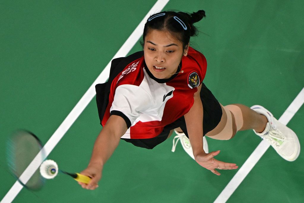 Pebulu tangkis tunggal putri Indonesia, Gregoria Mariska Tunjung, mengembalikan kok ke arah pebulu tangkis Korea Selatan, An Se-young pada semifinal bulu tangkis putri Olimpiade Paris 2024 di Porte De La Chapella Arena, Paris, Perancis, Minggu (4/8/2024). 