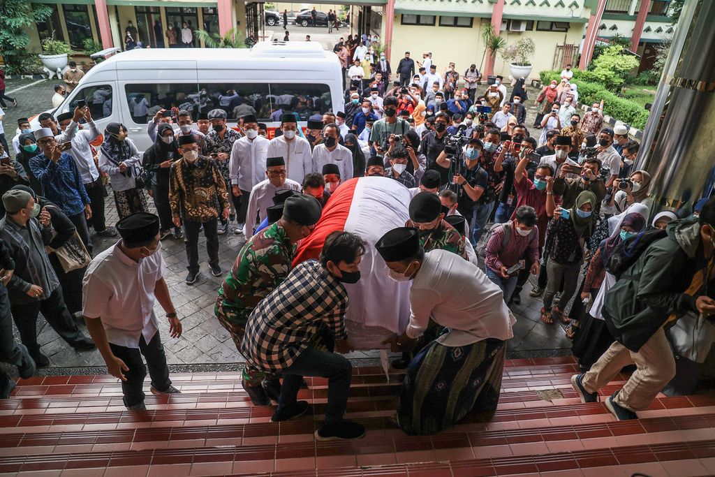 The body of the scholar Prof. Dr. Azyumardi Azra arrived at the Syarif Hidayatullah State Islamic University (UIN), Ciputat, South Tangerang, Banten, Tuesday (20/9/2022). The body was brought to the UIN Syarif Hidayatullah campus to be prayed before being buried in the Kalibata Heroes Cemetery.