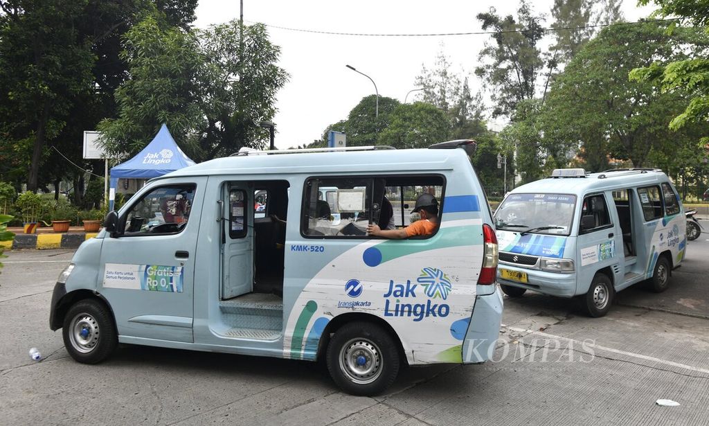 Angkutan mikrotrans di bawah sistem JakLingko beroperasi di Jakarta.