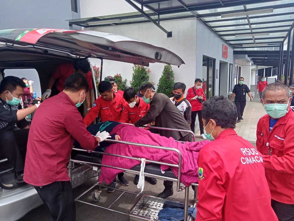 Seorang warga Desa Ciherang yang terdampak gempa sedang diturunkan dari ambulans di RSUD Cimacan, Cipanas, Cianjur, Jawa Barat seusai dievakuasi dari tempat pengungsian, Selasa (22/11/2022).