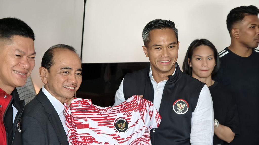 Ketua Kontingen Indonesia Anindya Bakrie (ketiga dari kanan) memberikan jersei Indonesia ke pada Duta Besar Indonesia untuk Perancis Mohammad Oemar (kedua dari kiri) di Rumah Garuda, Paris, pada Selasa (23/7/2024). 