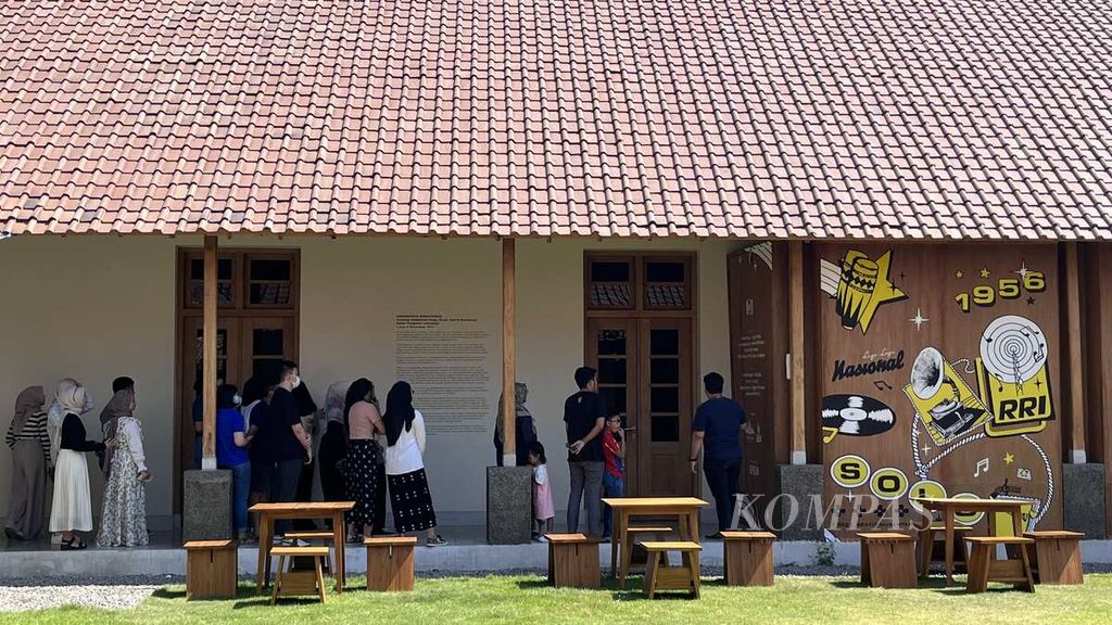 Wisatawan mengantre saat berkunjung ke Lokananta Bloc, di Kota Surakarta, Jawa Tengah, Sabtu (22/7/2023). Revitalisasi memberikan wajah baru yang lebih segar bagi perusahaan rekaman bersejarah tersebut.
