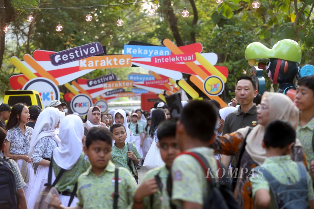 Suasana pameran Festival Karakter Kekayaan Intelektual 2023 di Plasa Selatan Monas, Jakarta, Sabtu (19/8/2023). Pameran ini menghadirkan 15 patung karakter kekayaan intelektual. 