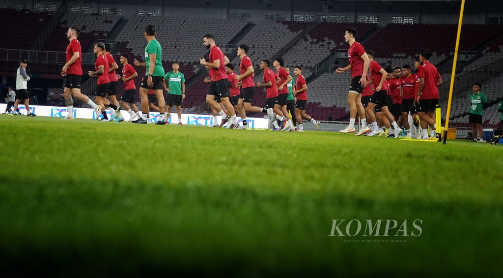 Skuad timnas Indonesia melakukan pemanasan saat latihan resmi untuk persiapan laga uji coba antara timnas Indonesia melawan timnas Argentina di Stadion Utama Gelora Bung Karno, Jakarta, Minggu (18/6/2023). 