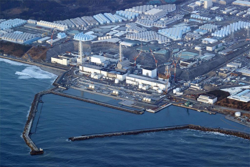 Foto udara ini menunjukkan pembangkit listrik tenaga nuklir Fukushima Daiichi di kota Okuma, prefektur Fukushima, utara Tokyo, Jepang, pasca gempa bermagnitudo 7,4, Kamis (17/3/2022). 