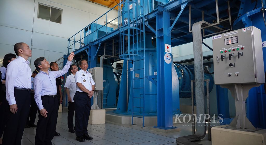 Emperor of Japan, Naruhito accompanied by JICA Policy Expert Representative for the Ministry of Public Works and Housing, Kikuta Tomoya, while visiting the Pluit Reservoir Pump Station in North Jakarta on Sunday (18/6/2023) to see a Japanese grant aid water pump.