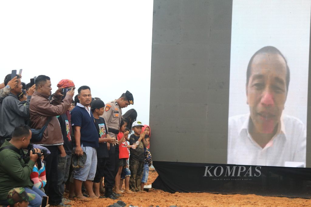 Presiden Joko Widodo menyapa warga melalui panggilan video saat peletakan batu pertama pembangunan Monumen Juma Jokowi di kawasan Liang Melas Datas, Kabupaten Karo, Sumatera Utara, Sabtu (4/11/2023). 