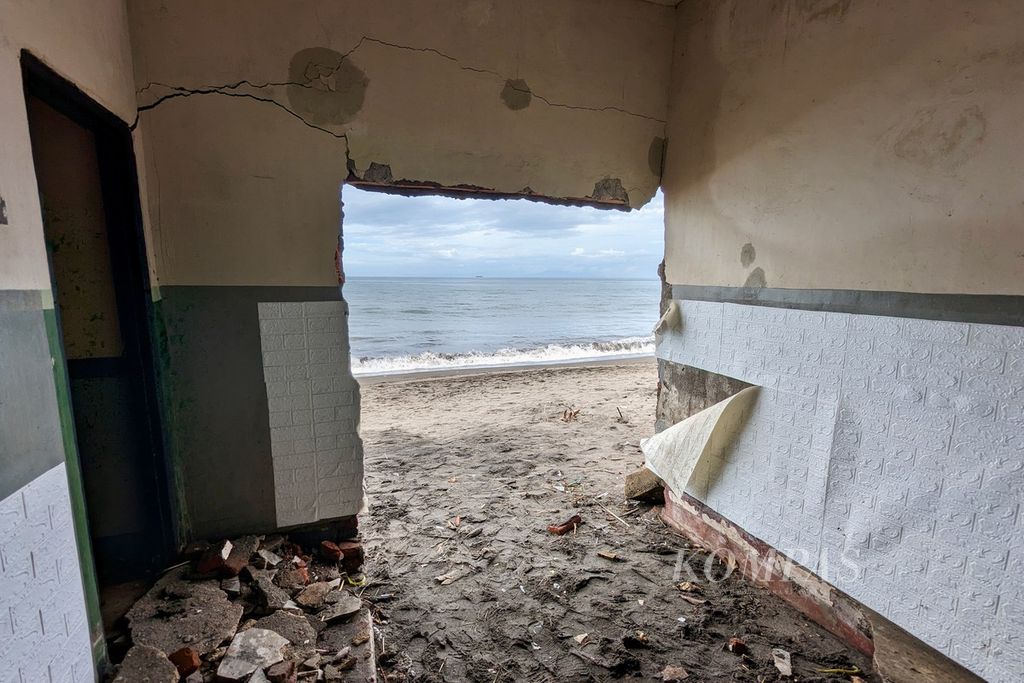 Kondisi salah satu rumah di Pantai Mapak Indah, Kota Mataram, Nusa Tenggara Barat, yang mengalami rusak berat akibat cuaca ekstrem, seperti terlihat pada Rabu (28/12/2022).