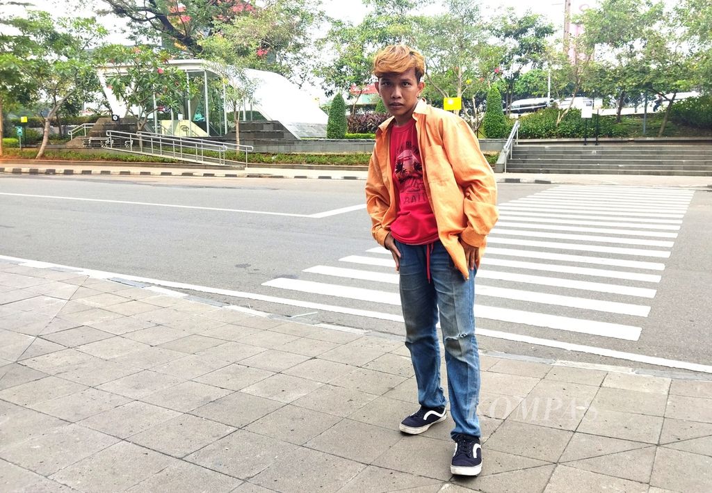 Candra (20), pemuda asal Ciledug, Tangerang Selatan, Selasa (23/8/2022), berpakaian ala Citayam, masih sering mengunjungi kawasan Sudirman, Dukuh Atas, Jakarta Pusat.