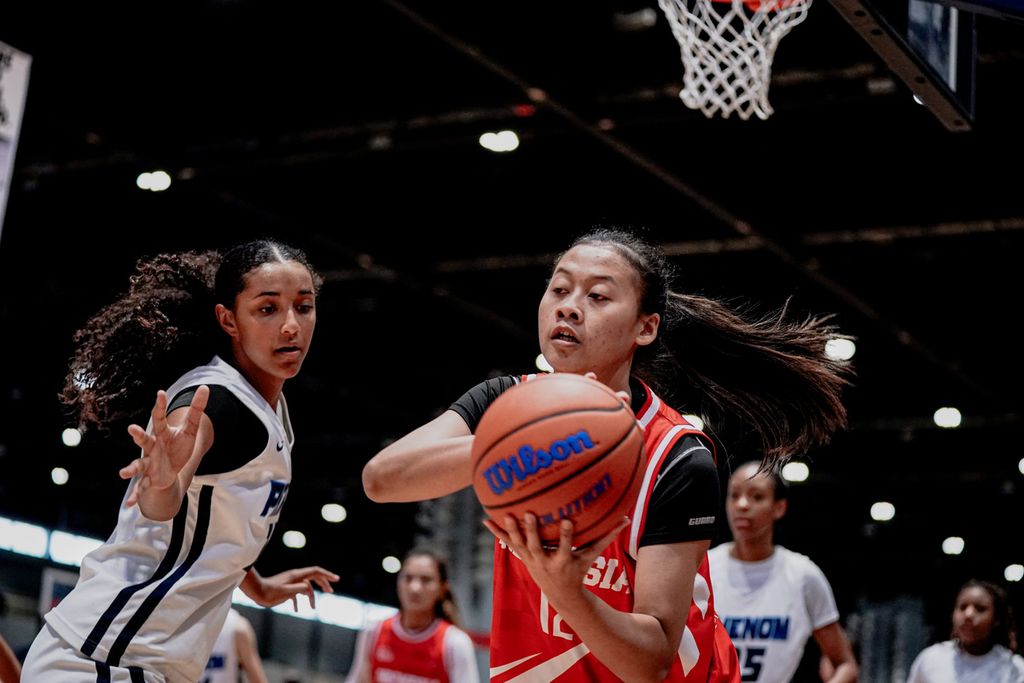 Pemain tim Kopi Good Day DBL Indonesia All Star 2024, Berlian Yesi Triutari (kanan), merebut bola rebound saat melawan MO Phenom STL Truck dalam Nike Tournament of Champions di Chicago, Illinois, Amerika Serikat, Minggu (21/7/2024). DBL All Star kalah dengan skor 31-34 pada laga itu.