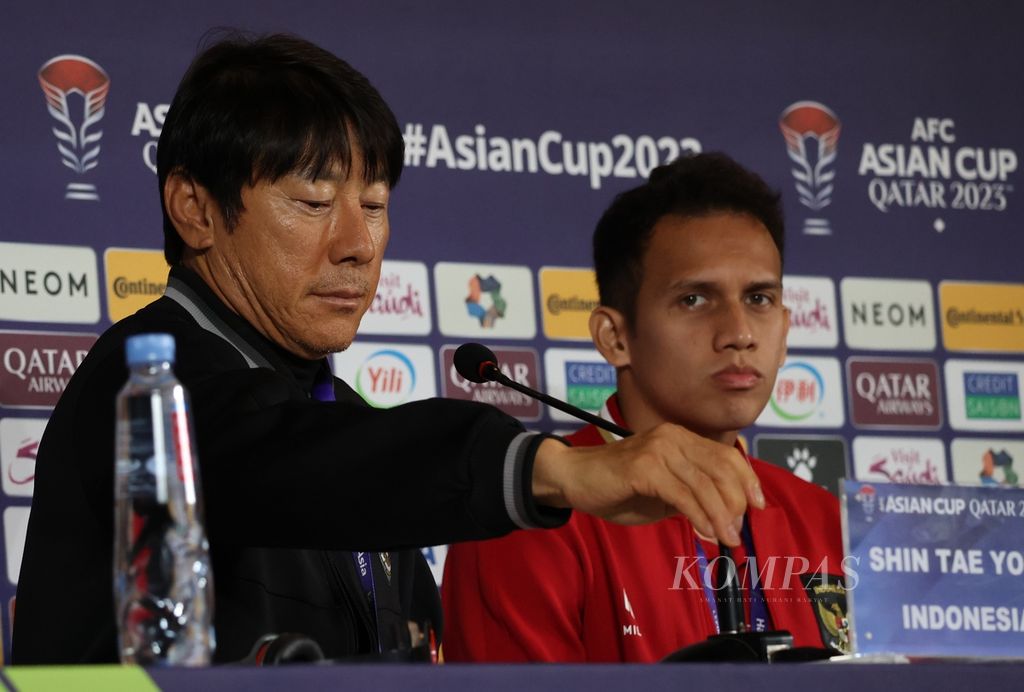 Pelatih Indonesia Shin Tae-yong (kiri) mengatur mikrofon saat menghadiri konferensi pers di Main Media Center Piala Asia 2023 di Doha, Qatar, Selasa (23/1/2024). Indonesia akan bertemu Jepang di laga terakhir penyisihan Grup D Piala Asia 2024 di Stadion Al Thumama, Doha, Rabu (24/1/2024).