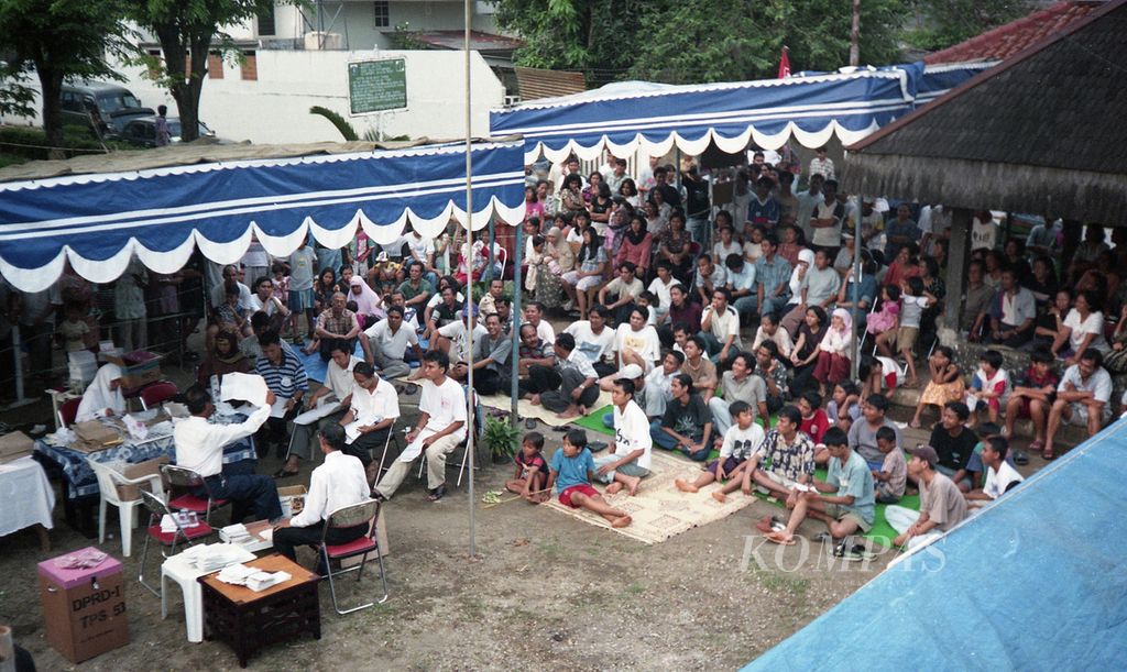 Sambil duduk lesehan, warga Jakarta di TPS 53 dengan setia mengikuti penghitungan suara seusai pemungutan suara, Senin (7/6/1999). Tidak ada hiruk-pikuk, semuanya berjalan dengan lancar dan damai. 