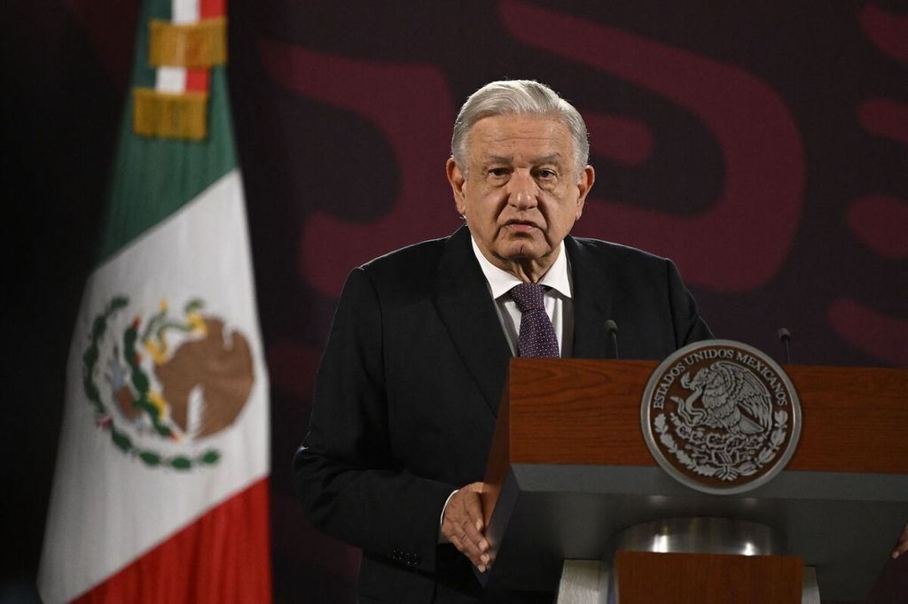 Presiden Meksiko Andres Manuel Lopez Obrador menanggapi penangkapan Ismael Zambada dan Joaquin Guzman Lopez, Jumat (26/7/2024), di Istana Nasional Meksiko. 