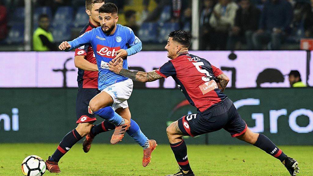 Penyerang Napoli, Lorenzo Insigne (kedua kanan), berusaha melewati hadangan bek Genoa, Armando Izzo, pada pertandingan Liga Italia,  Kamis (26/10) dini hari WIB. Napoli masih memimpin klasemen Serie A setelah mengalahkan Genoa, 3-2.