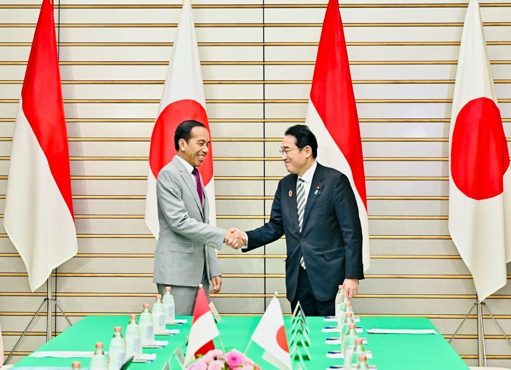 Presiden Joko Widodo bersalaman dengan Perdana Menteri (PM) Jepang Fumio Kishida sebelum pertemuan bilateral pada Sabtu (16/12/2023), di Kantor PM Jepang, Tokyo. Presiden Jokowi dan PM Kishida membahas kerja sama kedua negara di berbagai bidang.
