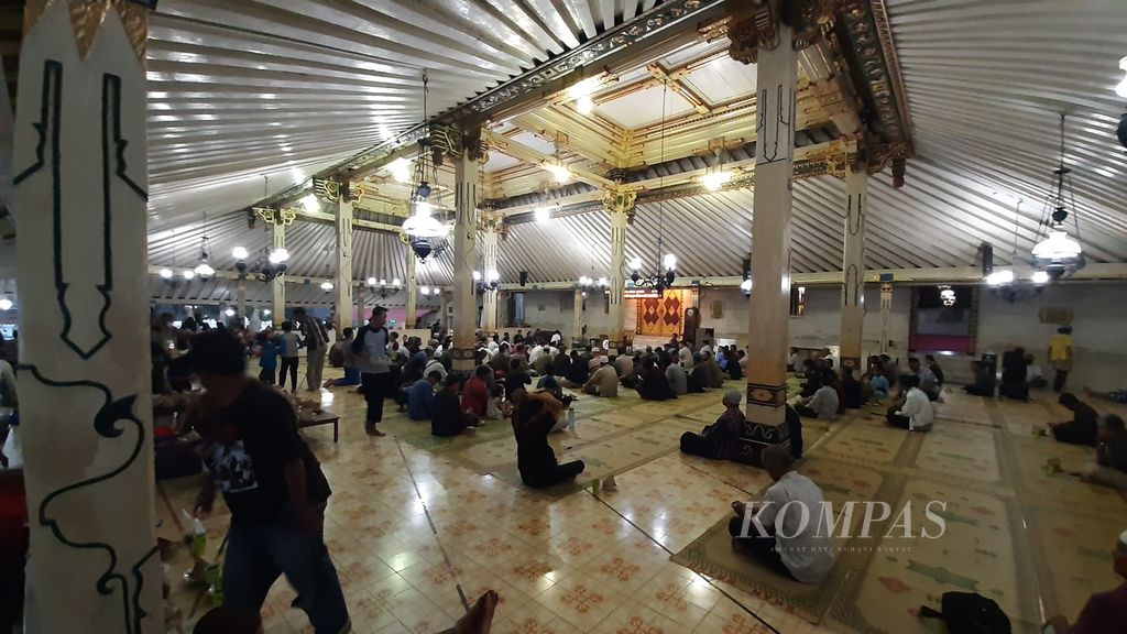 Suasana di serambi Masjid Gedhe Kauman, Kota Yogyakarta, jelang berbuka puasa pada Kamis (14/3/2024). 
