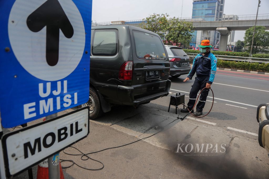 Mobil yang akan diuji emisi mengeluarkan asap hitam di Jalan Letjen MT Haryono, Jakarta Selatan, Jumat (1/9/2023). Polda Metro Jaya bersama Pemerintah Provinsi DKI Jakarta mulai memberlakukan tilang untuk kendaraan yang tidak lolos uji emisi mulai Jumat (1/9/2023).