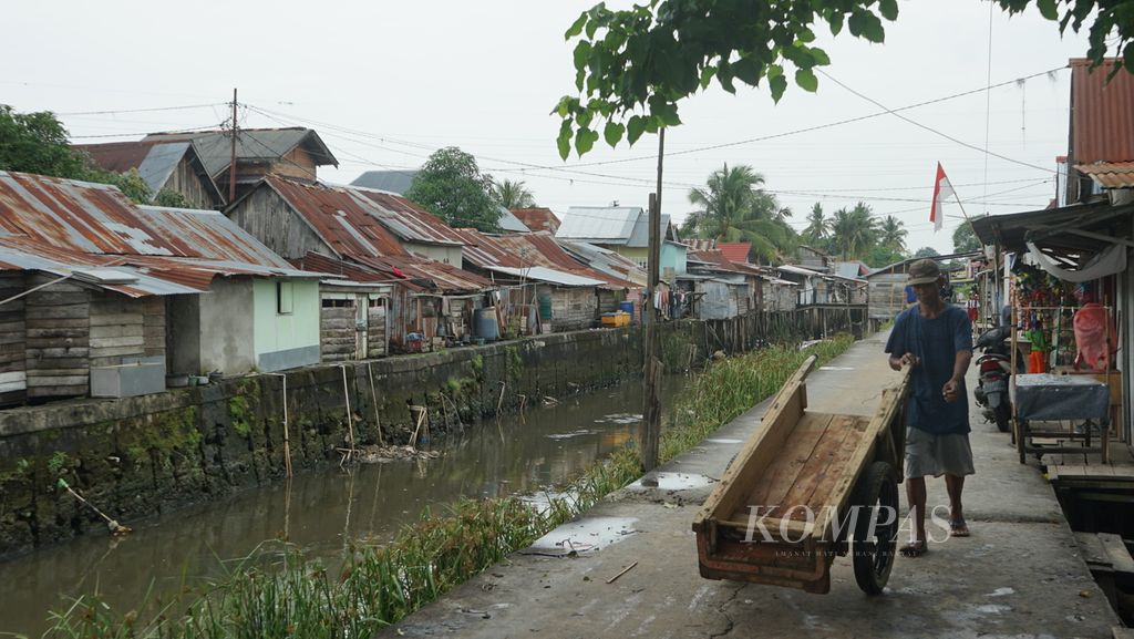 Kawasan kumuh di Kelurahan 3-4 Ulu, Kecamatan Seberang Ulu I, Palembang, Sumatera Selatan, Selasa (30/8/2022). Di kawasan ini masih banyak rumah tidak laik. Namun, warga yang sudah sejak lama mendaftarkan diri agar rumahnya dibedah belum juga mendapatkan bantuan.