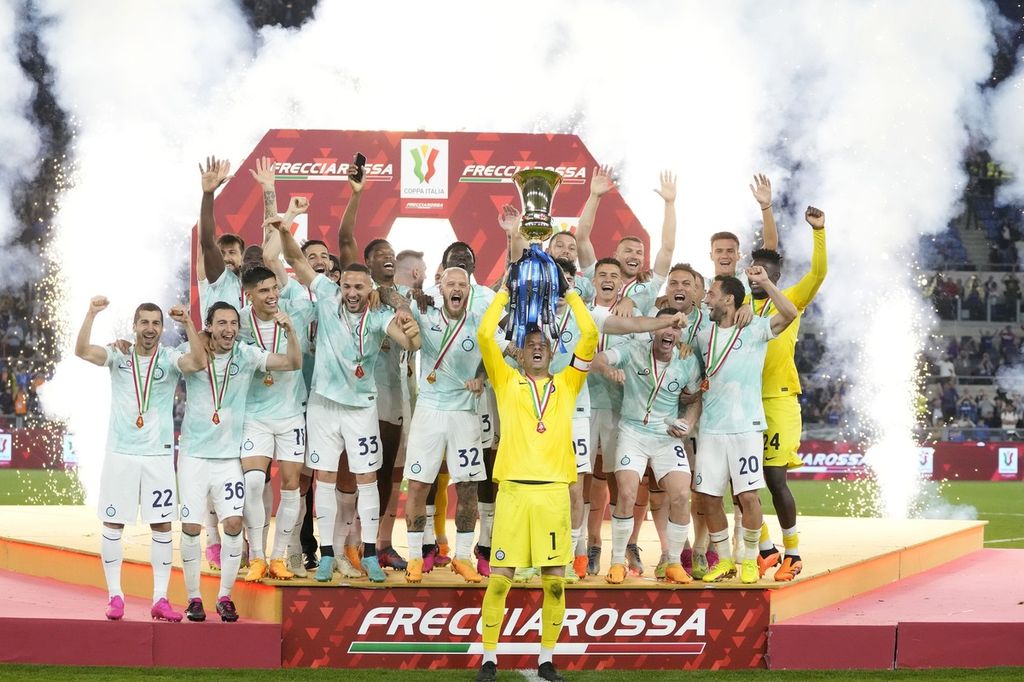 Pemain Inter Milan merayakan keberhasilan mereka menjuarai Coppa Italia setelah mengalahkan Fiorentina dengan skor 2-1 pada laga final di Stadion Olympico, Roma (25/5/2023).