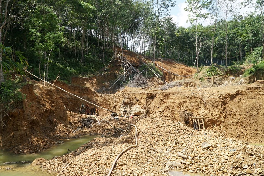 Areal perkebunan karet di pinggir Sungai Batanghari di Jorong Gasing, Nagari Lubuk Ulang Aling Selatan, Sangir Batanghari, Solok Selatan, Sumbar, 24 November 2019, beralih fungsi menjadi lokasi tambang emas ilegal. Warga beralih menjadi petambang emas karena harga karet yang anjlok.