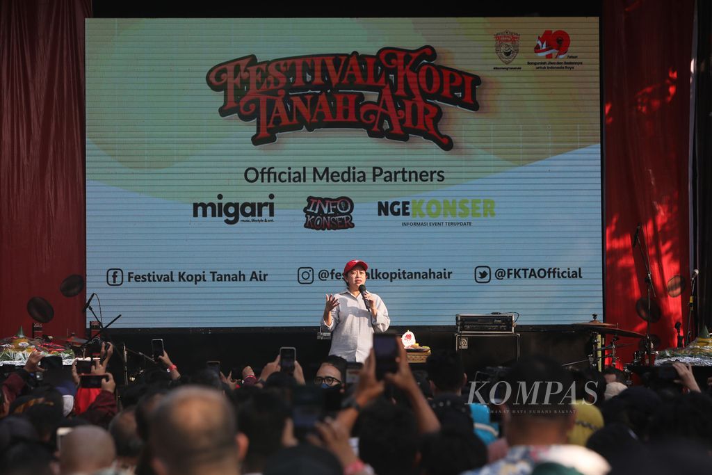 Ketua DPR Puan Maharani memberikan sambutan pada pembukaan Festival Kopi Tanah Air yang digelar Partai Demokrasi Indonesia Perjuangan (PDI-P) di Lapangan Parkir Timur, Senayan, Jakarta, Jumat (27/5/2022). Acara ini merupakan bagian dari rangkaian HUT Ke-49 PDI-P. 