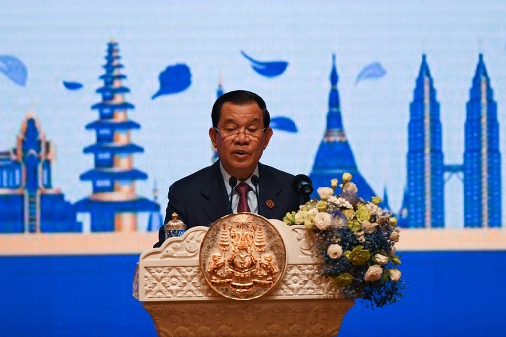 Perdana Menteri Kamboja Hun Sen berbicara pada upacara pembukaan KTT ASEAN ke-40 dan ke-41 di Phnom Penh, Kamboja, Jumat, 11 November 2022. 