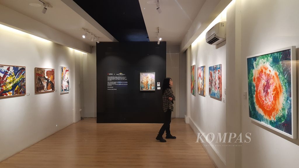 Suasana pameran Beyond Boundaries - A Canvas of Infinite Abilities di Galeri Artsphere, Dharmawangsa Square, Jakarta, Selasa (2/4/2024). Pameran ini berlangsung 28 Maret-8 April 2024.