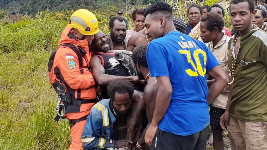 Tim SAR gabungan mengevakuasi salah satu penumpang pesawat Susi Air PK-BVM yang jatuh di Duma, Kabupaten Paniai, Papua Tengah, pada Kamis (23/6/2022).