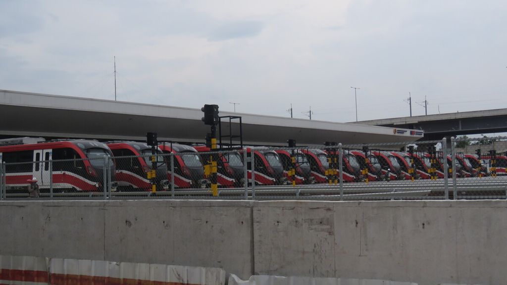 Jajaran rangkaian kereta LRT Jabodebek diparkir di area stabling di depo LRT Jabodebek, Jatimulyo, Bekasi Timur, Jawa Barat, Selasa (17/1/2023). LRT yang melayani tiga lintas pelayanan itu akan siap beroperasi komersial pada Juli 2023.