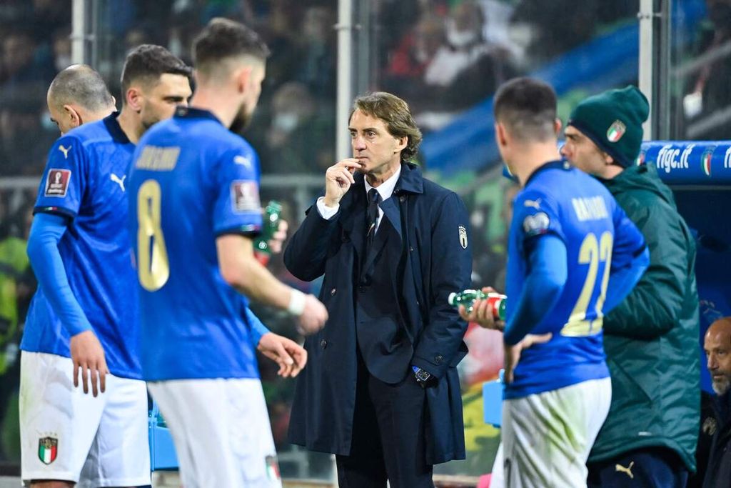 Arsip 24 Maret 2022 ini memperlihatkan pelatih tim nasional Italia Roberto Mancini mengarahkan pemainnya jelang akhir laga kualifikasi Piala Dunia 2022 melawan Macedonia Utara di Stadion Renzo-Barbera, Palermo, Italia, 
