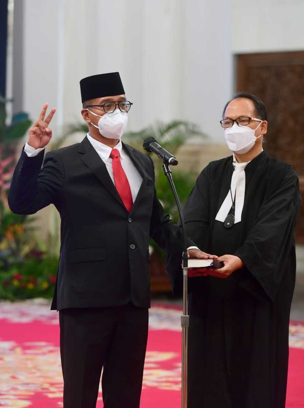 Andi Widjajanto dilantik sebagai Gubernur Lemhannas RI berdasarkan Keputusan Presiden Republik Indonesia Nomor 21/P Tahun 2022 tentang Pengangkatan Gubernur Lembaga Ketahanan Nasional Republik Indonesia di Istana Negara, Jakarta, Senin (21/2/2022).