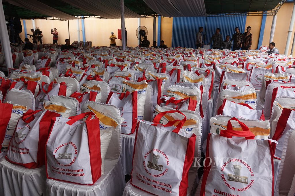 Bantuan beras cadangan pangan pemerintah yang akan diberikan kepada keluarga penerima manfaat (KPM) di Gudang Bulog, Cibitung, Kabupaten Bekasi, Provinsi Jawa Barat, Jumat (16/2/2024).