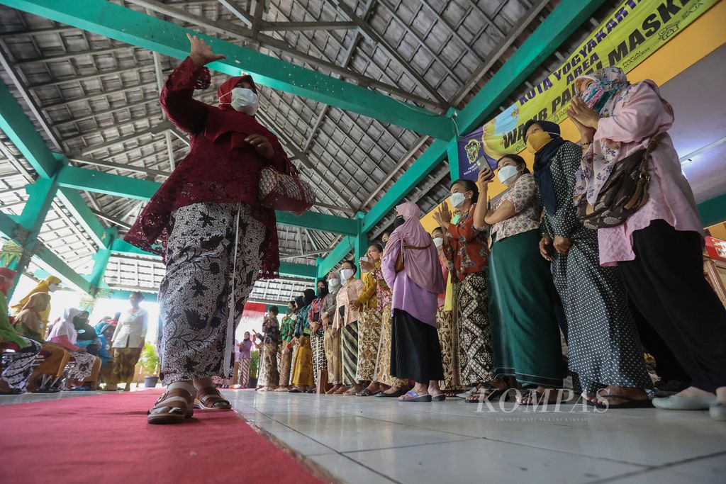 Buruh gendong tampil dalam kegiatan peragaan busana dengan pakaian kebaya di Pasar Beringharjo, Yogyakarta, Rabu (20/4/2022). Kegiatan yang diikuti 41 perempuan buruh gendong tersebut digelar oleh komunitas Perempuan Berkebaya Yogyakarta untuk menyambut Hari Kartini. 