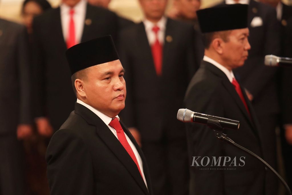 Ketua Komisi Kejaksaan Barita LH Simanjuntak (kiri) bersama komisioner lainnya saat pelantikan komisioner Komisi Kejaksaan oleh Presiden Joko Widodo di Istana Negara, Jakarta, Jumat (1/11/2019). 