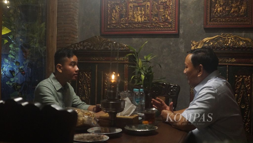 Ketua Umum Partai Gerindra Prabowo Subianto berbincang-bincang dengan Wali Kota Surakarta Gibran Rakabuming Raka, di Angkringan Omah Semar, Kota Surakarta, Jawa Tengah, Sabtu (20/5/2023).
