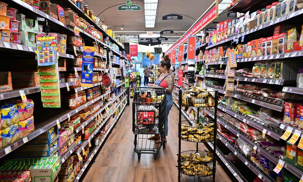 Seorang perempuan berbelanja di sebuah pusat perbelanjaan di Monterey Park, California, AS, 9 Oktober 2022. 