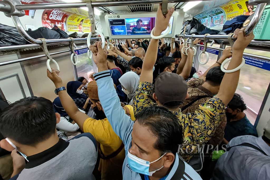 Kepadatan penumpang di dalam gerbong KRL Commuterline dari Stasiun Tanah Abang, Jakarta tujuan Stasiun Parung Panjang, Bogor, Kamis (7/4/2022). 