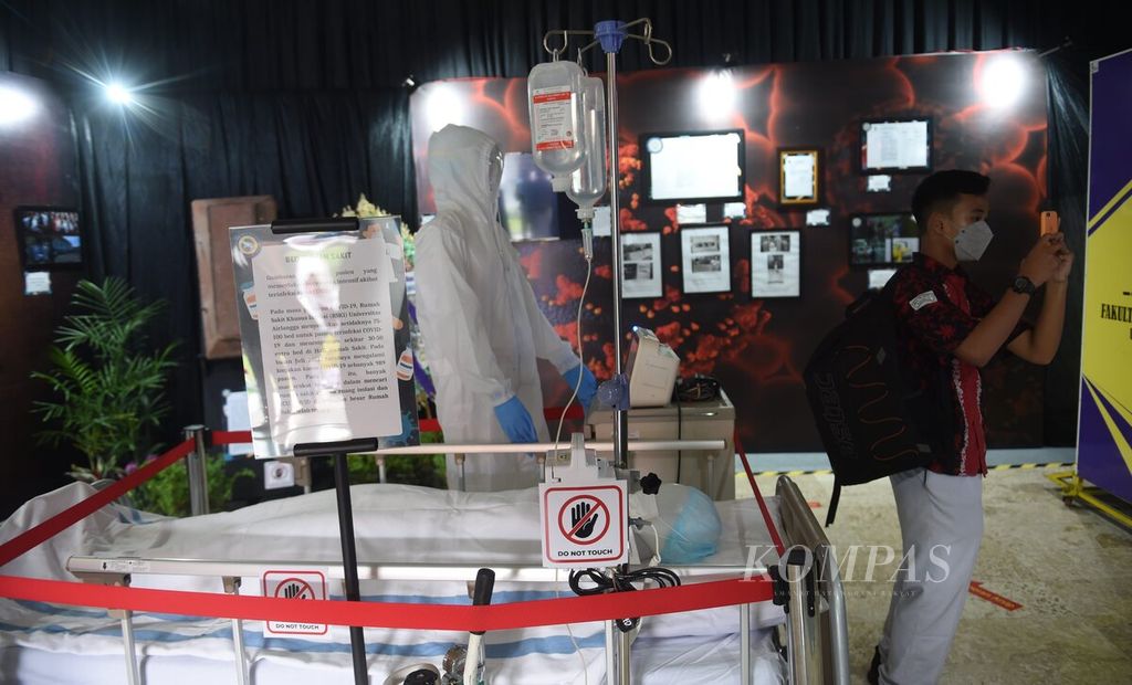 Pengunjung melihat instalasi ruang perawatan dalam pameran Arsip Pandemi Covid-19 Universitas Airlangga di Balai Pemuda, Surabaya, Jawa Timur, Kamis (5/1/2023). 