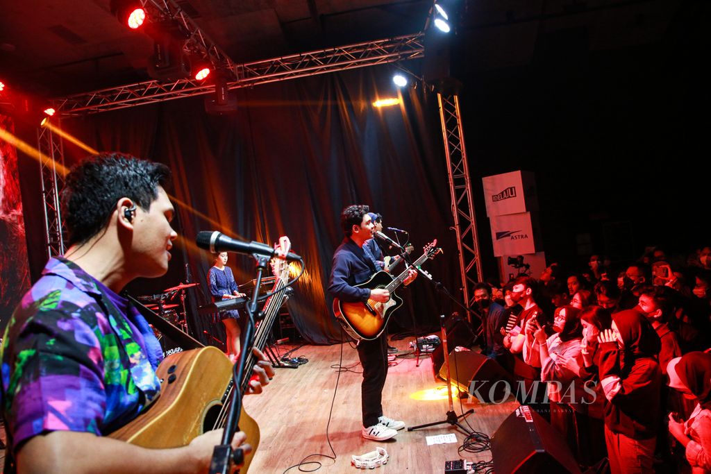 Penampilan grup band TheOvertunes dalam Kompasfest 2022 Presented by BNI bertajuk "Freedom" di M Bloc Space, Jakarta, Sabtu (20/8/2022) malam.