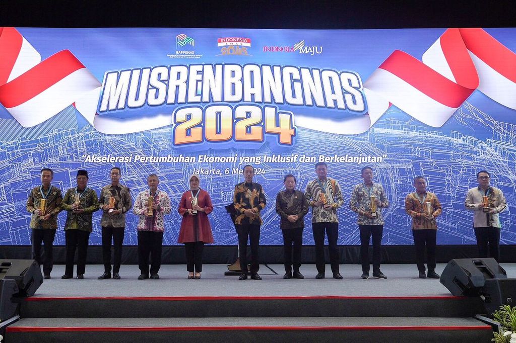 President Joko Widodo, Minister of National Development Planning/Head of the National Development Planning Agency (PPN/Bappenas) Suharso Monoarfa (fifth from the right) along with representatives of regions who received awards for best development planning in the opening of the 2024 National Development Planning Conference held in Jakarta on Monday (6/5/2024).