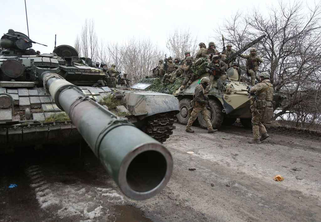 Tentara Ukraina bersiap menghadapi serangan di wilayah Luhansk, Kamis (24/2/2022). 