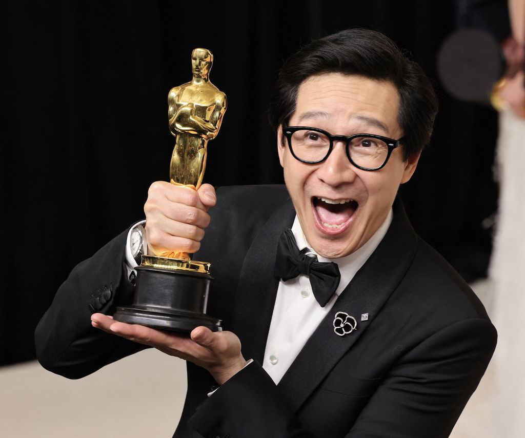 Ke Huy Quan, pemenang Oscar kategori Aktor Pendukung Terbaik atas permainannya di film <i>Everything Everywhere All at Once,</i> berpose untuk foto di ruang media 95th Annual Academy Awards  di Ovation Hollywood, Hollywood, California, AS, Minggu (12/03/2023). 
