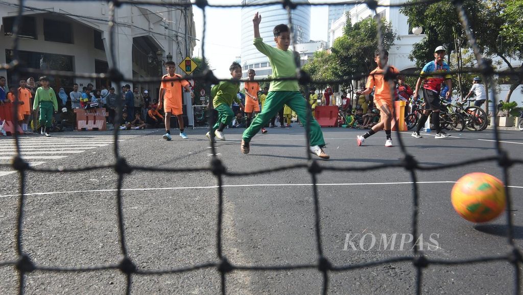 Suasana pertandingan <i>street soccer</i> di Jalan Tunjungan, Surabaya, Minggu (8/10/2023). Pertandingan <i>street soccer </i>pelajar yang diselenggarakan oleh Pemkot Surabaya untuk menyemarakkan gelaran Piala Dunia U-17 di Surabaya.