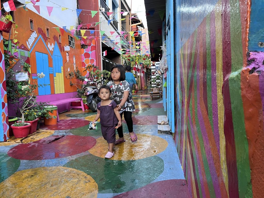 Anak-anak bermain di lorong wisata di bilangan Jalan Rappocini, Makassar, Jumat (13/8/2022).